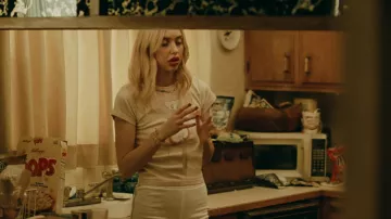 Camiseta impresa unif Oniko usada por Cassie Howard (Sydney Sweeney) como se ve en la serie de televisión Euphoria (S02E08)