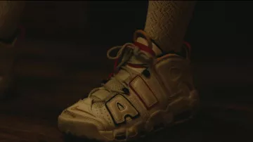 Nike Air More Uptempo Rayguns Sneakers usadas por Cassie Howard (Sydney Sweeney) como se ve en la serie de televisión Euphoria (S02E08)