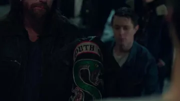 Le blouson à imprimé serpent des South Side Serpents dans la série Riverdale Saison 1 Episode 13