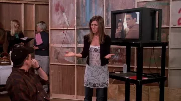 Bcbgmaxazria Robe tunique long cami brodée noire et ivoire portée par Rachel Green (Jennifer Aniston) dans les tenues de la série télévisée Friends (saison 9 épisode 19)