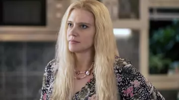Alia Floral Print Polyester 3/4 Sleeve Button Front Shirt worn by Carole Baskin (Kate McKinnon) as seen in Joe vs Carole (S01E01)
