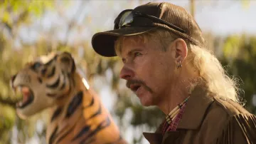 Gafas de sol negras Oakley usadas por Joe Exotic (John Cameron Mitchell) como se ve en el vestuario del programa de televisión Joe vs Carole (Temporada 1 Episodio 2)