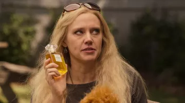 Le Specs Stupid Cupid Gafas de sol usadas por Carole Baskin (Kate McKinnon) como se ve en Joe vs Carole (S01E04)