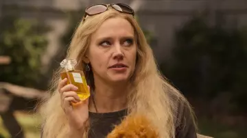 Le Specs Stupid Cupid Sunglasses worn by Carole Baskin (Kate McKinnon) as seen in Joe vs Carole (S01E04)
