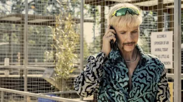 Camisa de lentejuelas azules y plateadas estampadas de tigre usadas por Joe Exotic (John Cameron Mitchell) como se ve en Joe vs Carole (S01E03)