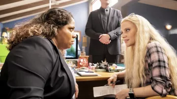 Apple Watch Leopard Band usado por Carole Baskin (Kate McKinnon) como se ve en los atuendos de la serie de televisión Joe vs Carole (S01E07)