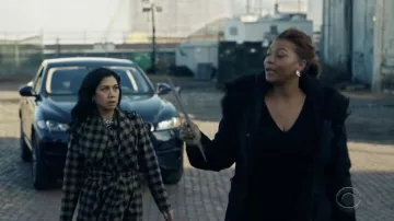 Harris Wharf London Checked Wool Blanket Coat usado por Melody 'Mel' Bayani (Liza Lapira) como se ve en el vestuario del programa de televisión The Equalizer (Temporada 1 Episodio 2)