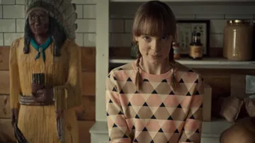 Joe Fresh Triangle Suéter impreso usado por Noreen Vanderslice (Emily Haine) como se ve en los atuendos de la serie de televisión Fargo (Temporada 2 Episodio 5)