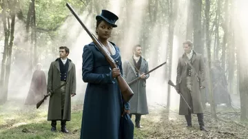 Chapeau bleu porté par Kate Sharma (Simone Ashley) vu dans les tenues de la série télévisée Bridgerton (saison 2 épisode 4)