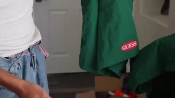 Guess Originals Nylon Logo Shorts In Ozark Green como se ve en waffle video de YouTube por en Chris Chann