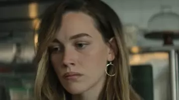 Los pendientes redondos de Love Quinn (Victoria Pedretti) en la serie You (S03E10)