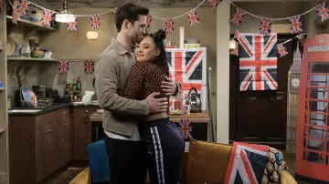 AllSaints Eadric Suede Jacket usado por Charlie (Tom Ainsley) como se ve en How I Met Your Father Wardrobe (Temporada 1 Episodio 9)