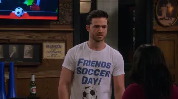 Camiseta del Día del Fútbol de friends usada por Charlie (Tom Ainsley) como se ve en el vestuario de la serie de televisión How I Met Your Father (S01E09)
