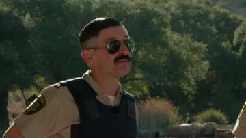 Lunettes de soleil Ray-Ban Black Aviator portées par le député Travis Junior (Robert Ben Garant) comme on le voit dans Reno 911! Garde-robe de la série télévisée (saison 8 épisode 10)
