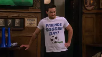 Camiseta del Día del Fútbol de friends usada por Charlie (Tom Ainsley) como se ve en el vestuario de la serie de televisión How I Met Your Father (S01E09)