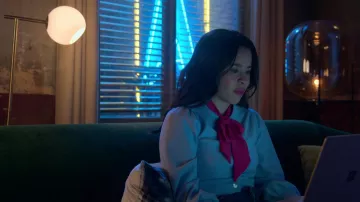 Wilfred Alesia Cardigan en azul usado por Mariana Adams Foster (Cierra Ramírez) como se ve en los atuendos del programa de televisión Good Trouble (S04E01)