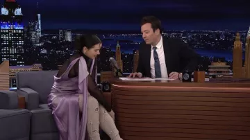 Leggings de punto acanalado usados por Rosalía como se ve en The Tonight Show Starring Jimmy Fallon