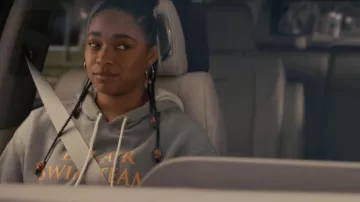 BEL-AIR Academy Swim Team Hoodie en gris usado por Lisa (Simone Joy Jones) en el vestuario del programa de televisión Bel-Air (Temporada 1 Episodio 7)