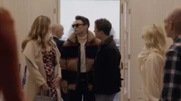 Le blouson fleece Burberry marron rayé porté par Max Wolfe (Thomas Doherty) dans la série Gossip Girl (Saison 1 Épisode 12)