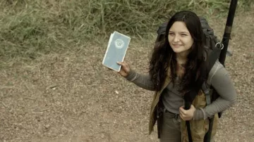 Free People Fair Isle Thermal henley top usado por Lydia (Cassady McClincy) como se ve en los atuendos de la serie de televisión The Walking Dead (S11E13)