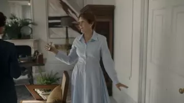 Evi Grintela Cotton poplin Maxi Vestido en azul claro usado por Carolyn Martens (Fiona Shaw) como se ve en los atuendos de la serie de televisión Killing Eve (Temporada 4 Episodio 1)