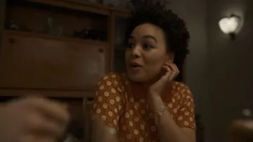 Zara Geometric Printed Polo usado por (Zindzi Hudson) como se ve en el vestuario del programa de televisión Killing Eve (Temporada 4 Episodio 1)