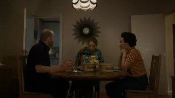 ¿Qué haría Jesús? Camiseta de corbata y tinte usada por Villanelle (Jodie Comer) como se ve en los atuendos de la serie de televisión Killing Eve (S04E01)