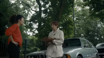 Chaqueta de sarga de lana con cinturón de Joseph Chasy usada por Carolyn Martens (Fiona Shaw) como se ve en Killing Eve Wardrobe (Temporada 4 Episodio 1)