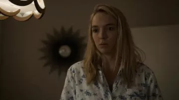 Pijama blanco estampado floral usado por Villanelle (Jodie Comer) como se ve en Killing Eve (S04E01)