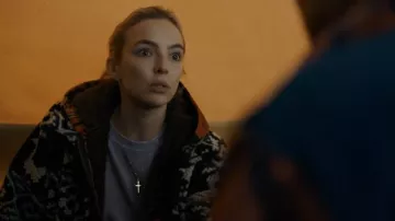 Camiseta de ANTHONY Thomas Melillo del cajero automático usada por Villanelle (Jodie Comer) como se ve en Killing Eve (S04E02)