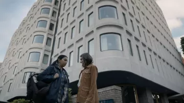 Veste chemise en daim cloutée Stand Studio portée par Hélène (Camille Cottin) vue dans Killing Eve (S04E03)