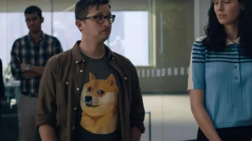 Dogecoin Dog Head tee porté par Winston (Will Roland) dans la garde-robe de la série télévisée Billions (S06E08)