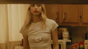 Camiseta blanca para bebés usada por Faye (Chloe Cherry) en el vestuario del programa de televisión Euphoria (Temporada 2 Episodio 8)