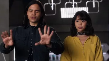 T-shirt Cerberus noir porté par Cisco Ramon (Carlos Valdes) dans la garde-robe de la série télévisée The Flash (saison 7 épisode 12)
