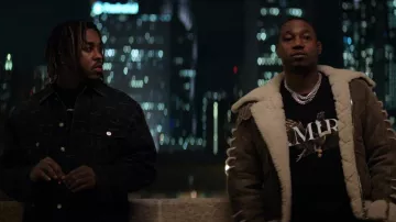 Sudadera con estampado de logotipo de águila de Amiri usada por Jenard Sampson (Kris D. Lofton) como se ve en Power Book IV: Force (S01E03)