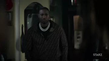 Chaqueta con capucha reversible multiimpresión Fendi usada por Jenard Sampson (Kris D. Lofton) como se ve en Power Book IV: Force (S01E02)
