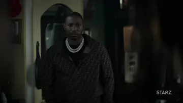 Veste à capuche multi-imprimés réversible Fendi portée par Jenard Sampson (Kris D. Lofton) comme on le voit dans Power Book IV: Force (S01E02)