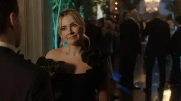 Oscar De La Renta Robe cady bustier garnie de taffetas portée par Amanda Carrington (Eliza Bennett) vue dans Dynasty (S05E03)