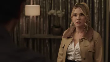 Manteau en faux cuir ceinturé Rejina Pyo Hana porté par Amanda Carrington (Eliza Bennett) comme on le voit dans Dynasty Wardrobe (saison 5 épisode 3)
