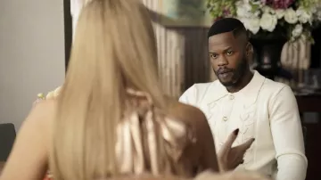 Casablanca Pearl Leaf Cardigan Suéter en blanco usado por Jeff Colby (Sam Adegoke) como se ve en los atuendos de Dynasty (S05E03)