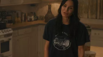 WARWICK Castle Tee en bleu marine porté par Pat Phelps (Courteney Cox) dans les tenues de la série télévisée Shining Vale (Saison 1 Episode 3)