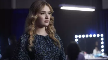 Misa Blue Printed Talia Dress porté par Kirby Anders (Maddison Brown) tel que vu dans les tenues de la série télévisée Dynasty (saison 5 épisode 4)