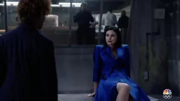 Vestido de cóctel estilo trench de tafetán de Carolina Herrera en azul usado por Elena Federova (Morena Baccarin) como se ve en The Endgame Outfits (Temporada 1 Episodio 1)