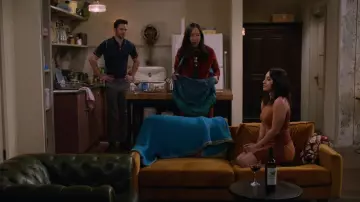 Reiss Navy Regis Tipped Zip Neck Polo Shirt usado por Charlie (Tom Ainsley) como se ve en los atuendos de la serie de televisión How I Met Your Father (S01E10)