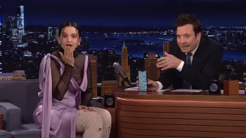 Acne Studios Fall 2022 Vestido drapeado púrpura usado por Rosalía como se ve en The Tonight Show Starring Jimmy Fallon