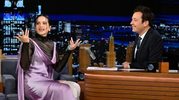 Sami Miro Vintage Asymmetric Raw Turtleneck usado por Rosalía como se ve en The Tonight Show Starring Jimmy Fallon