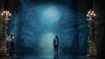 Pantalon chloé à rayures latérales porté par Hélène (Camille Cottin) vu dans l’émission Killing Eve (S04E04)