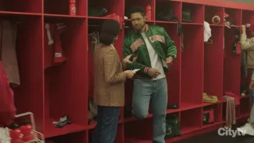 Green Miami "The U" Hurricanes Satin Bomber Jacket usado por Dwayne Johnson (Edad 18-20) (Uli Latukefu) como se ve en los atuendos de la serie de televisión Young Rock (S02E01)