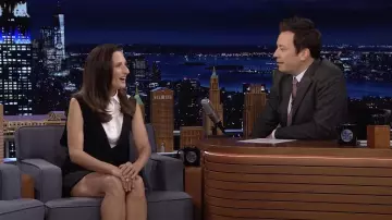 Vestido de Dior A Line Romper en blanco y negro usado por Camille Cottin como se ve en The Tonight Show Starring Jimmy Fallon el 15 de marzo de 2022