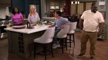 Zapatillas lacoste blancas usadas por Dave (Max Greenfield) como se ve en la serie de televisión The Neighborhood (Temporada 4 Episodio 15)